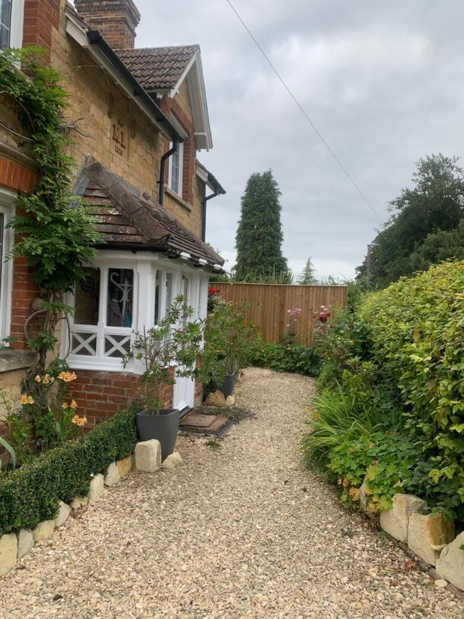 Sunshine Cottage Studley  Luaran gambar